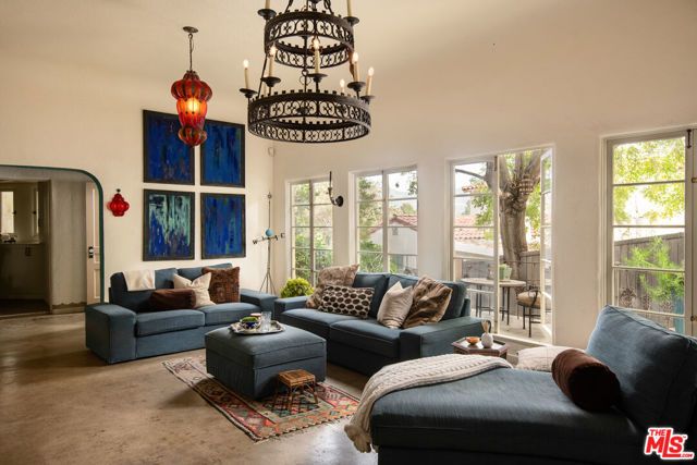 2707 Hermosita Drive, Glendale, CA 91208