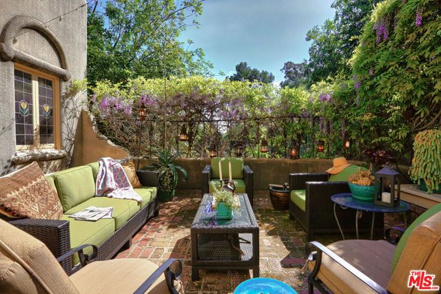 2707 Hermosita Drive, Glendale, CA 91208