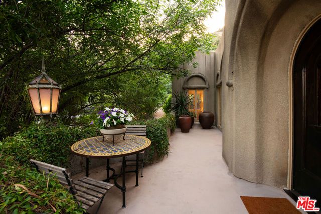 2707 Hermosita Drive, Glendale, CA 91208