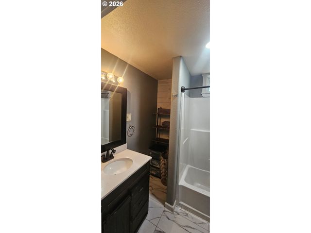 680 S 5TH St, Harrisburg, OR 97446