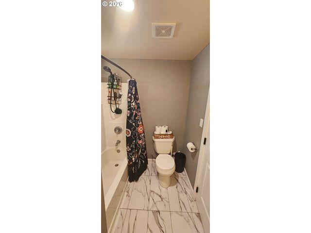 680 S 5TH St, Harrisburg, OR 97446