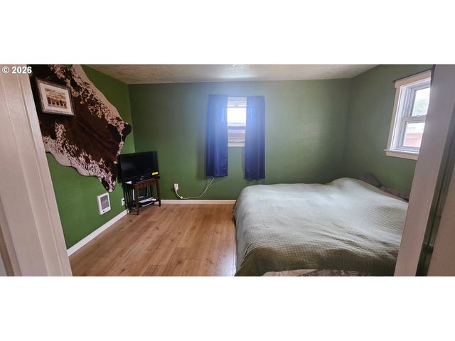 680 S 5TH St, Harrisburg, OR 97446