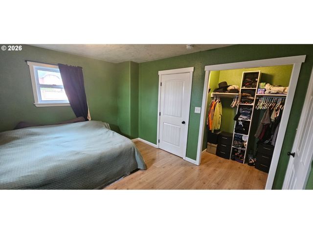 680 S 5TH St, Harrisburg, OR 97446