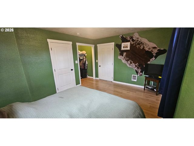680 S 5TH St, Harrisburg, OR 97446