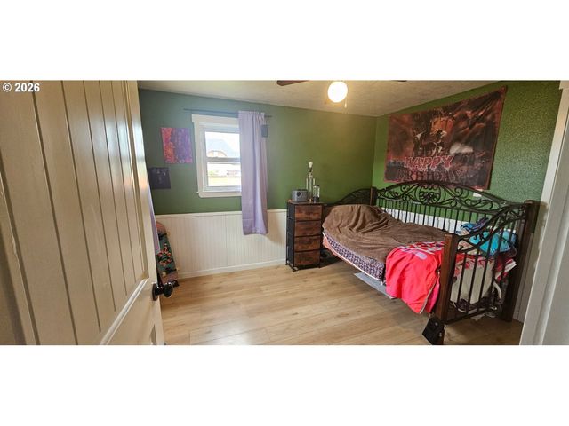 680 S 5TH St, Harrisburg, OR 97446