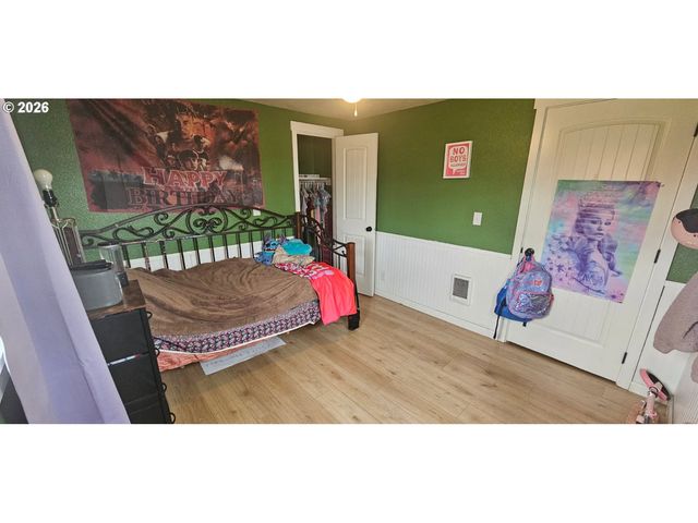 680 S 5TH St, Harrisburg, OR 97446