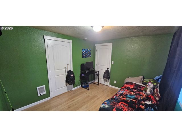 680 S 5TH St, Harrisburg, OR 97446