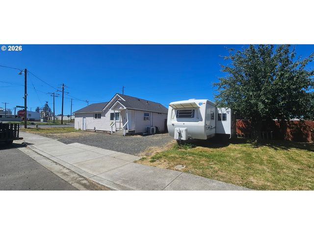 680 S 5TH St, Harrisburg, OR 97446