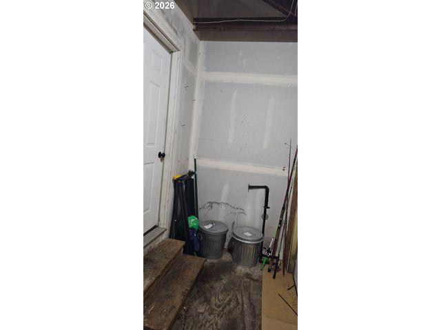 680 S 5TH St, Harrisburg, OR 97446