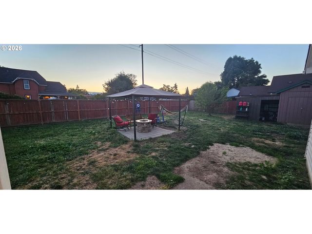 680 S 5TH St, Harrisburg, OR 97446