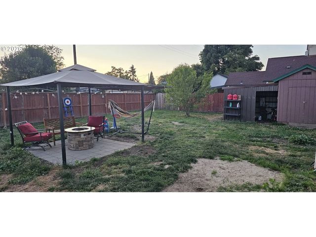 680 S 5TH St, Harrisburg, OR 97446