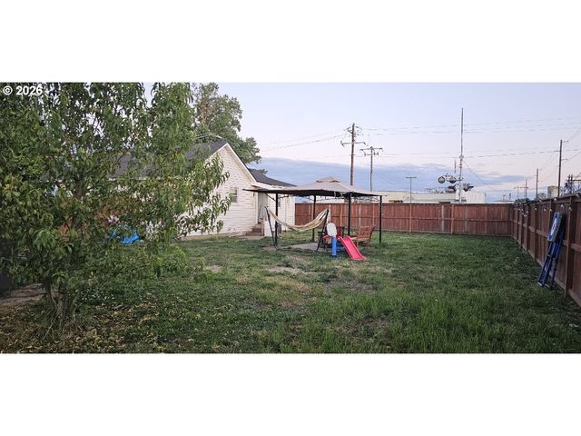 680 S 5TH St, Harrisburg, OR 97446
