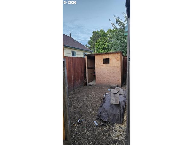 680 S 5TH St, Harrisburg, OR 97446