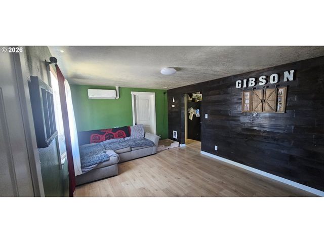 680 S 5TH St, Harrisburg, OR 97446
