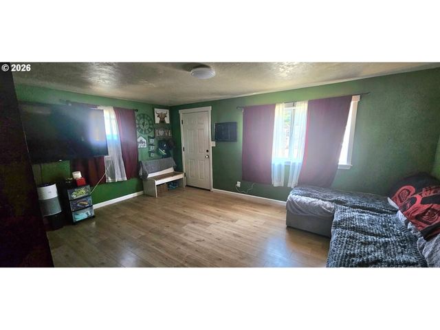 680 S 5TH St, Harrisburg, OR 97446