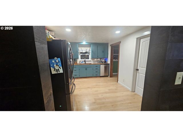 680 S 5TH St, Harrisburg, OR 97446