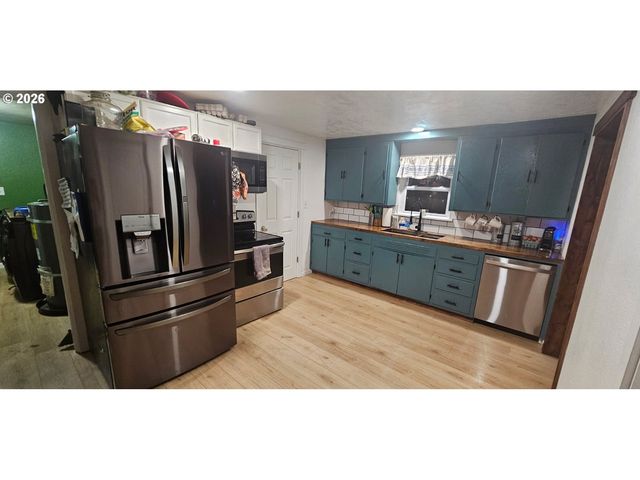 680 S 5TH St, Harrisburg, OR 97446