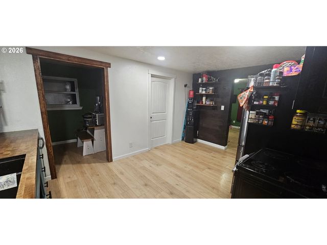 680 S 5TH St, Harrisburg, OR 97446