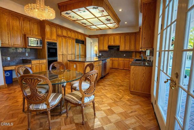 832 Greenridge Drive, La Canada Flintridge, CA 91011