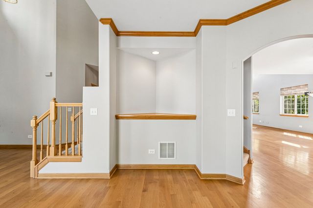 2570 N Jade Avenue, Arlington Heights, IL 60004