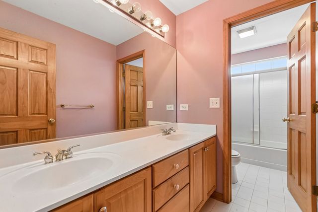 2570 N Jade Avenue, Arlington Heights, IL 60004