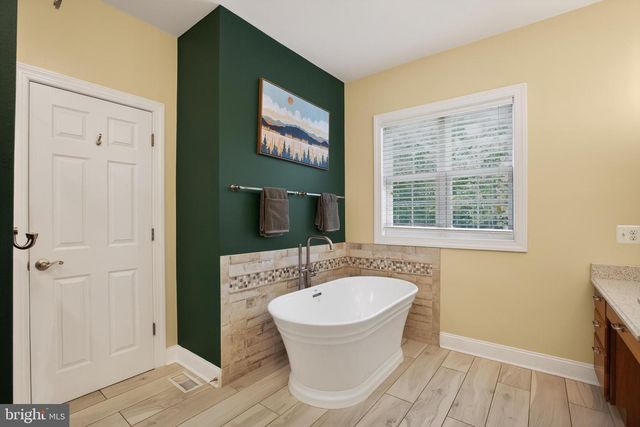 325 GENTLE BREEZE CIR, Fredericksburg, VA 22406