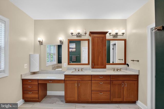 325 GENTLE BREEZE CIR, Fredericksburg, VA 22406