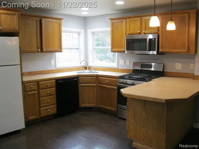 4916 Hillock Hillock, Highland, MI 48356