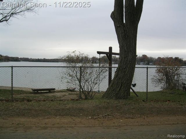 4916 Hillock Hillock, Highland, MI 48356