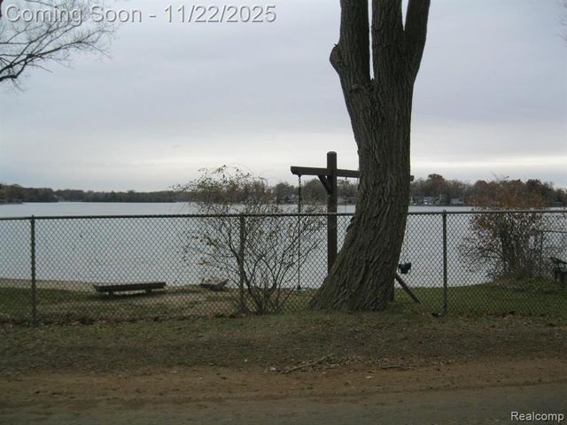 4916 Hillock Hillock, Highland, MI 48356