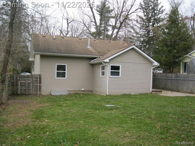 4916 Hillock Hillock, Highland, MI 48356