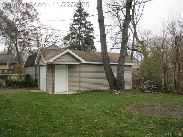 4916 Hillock Hillock, Highland, MI 48356