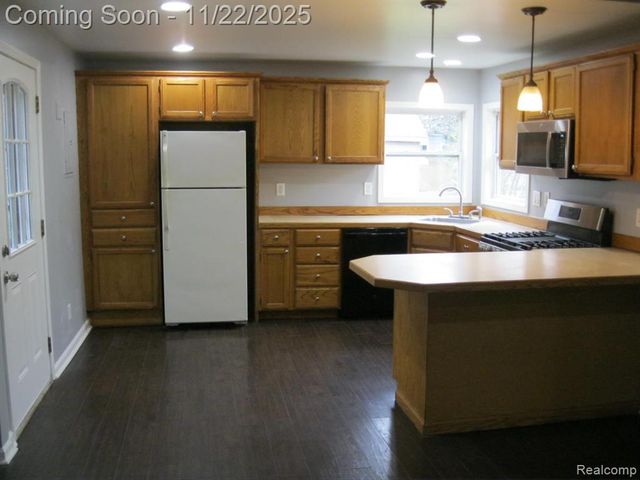 4916 Hillock Hillock, Highland, MI 48356