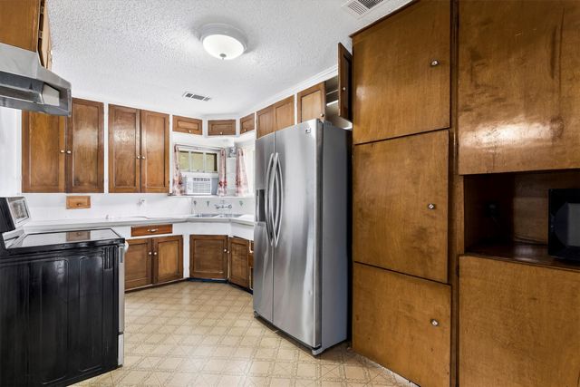 3410 LAWNVIEW Avenue, Dallas, TX 75227