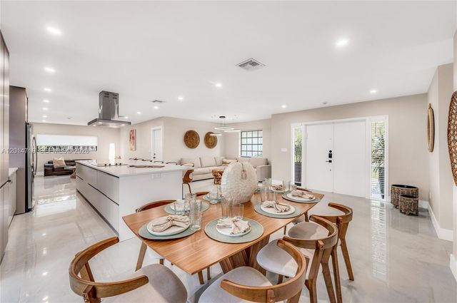 1111 NW 70th Ter, Plantation, FL 33313