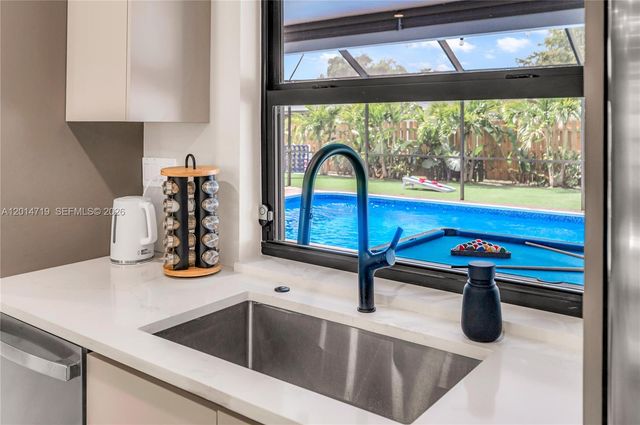 1111 NW 70th Ter, Plantation, FL 33313