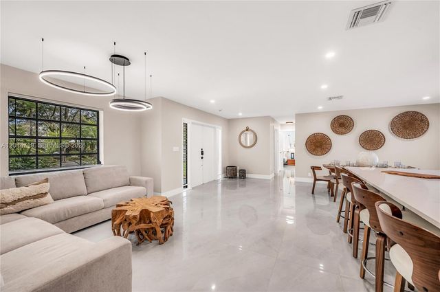 1111 NW 70th Ter, Plantation, FL 33313