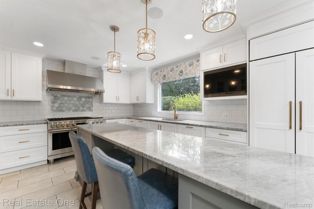 901 Bloomfield Club Court, Bloomfield Hills, MI 48301