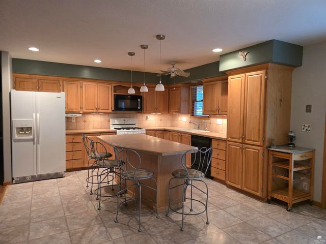 913 N Elm Street, Abilene, KS 67410