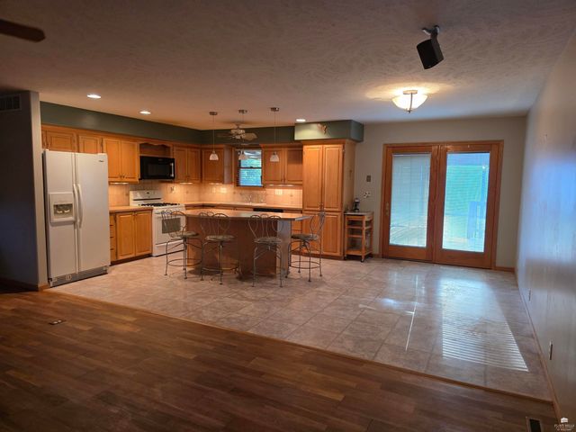 913 N Elm Street, Abilene, KS 67410