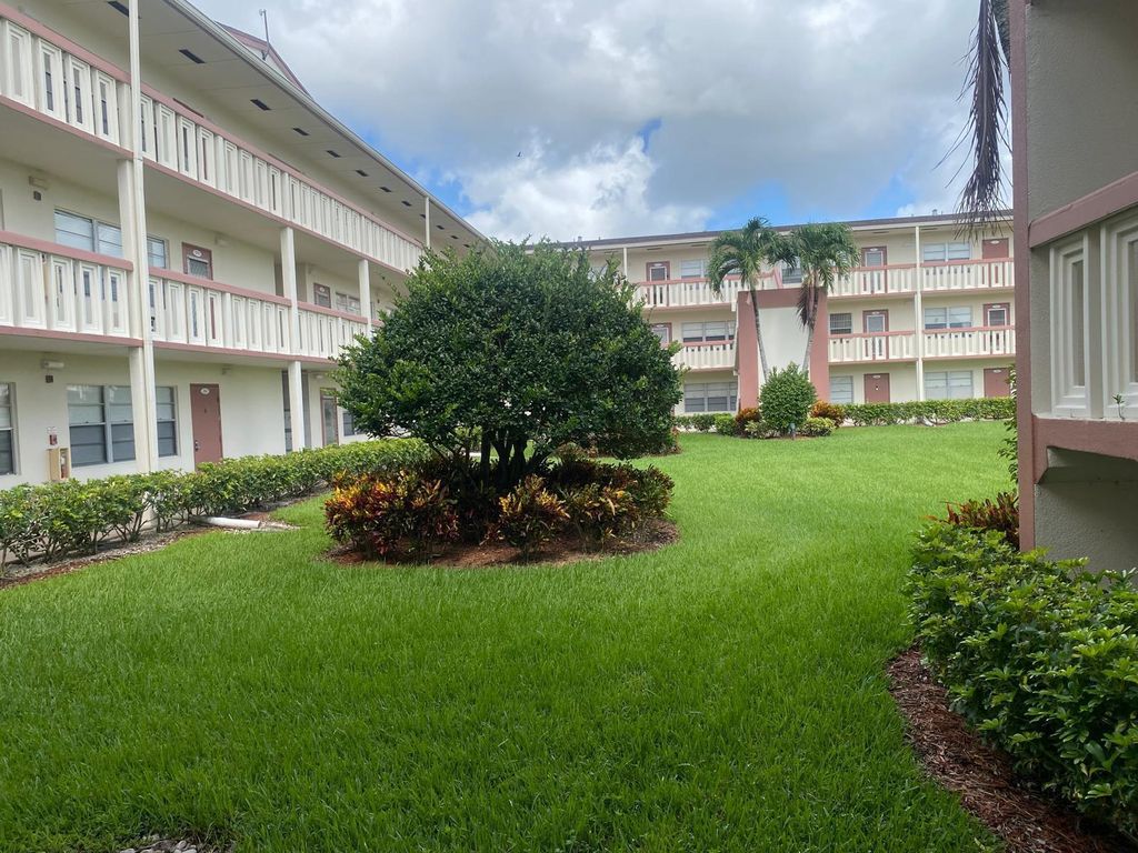 Image 4 of property listing at 278 Preston G G, Boca Raton, FL 33434