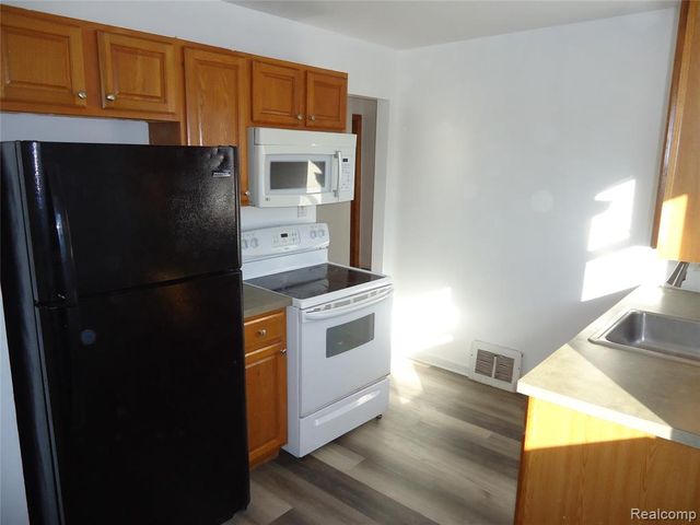 829 Hudson Street, Wyandotte, MI 48192