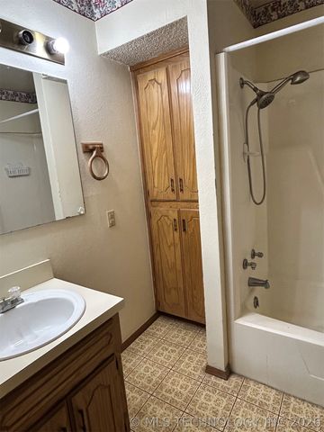 1428 Healdton Boulevard, Ardmore, OK 73401