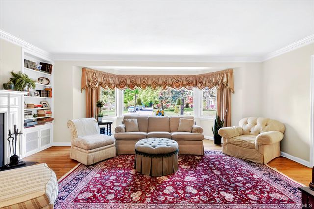 34 Longridge Road, Manhasset, NY 11030