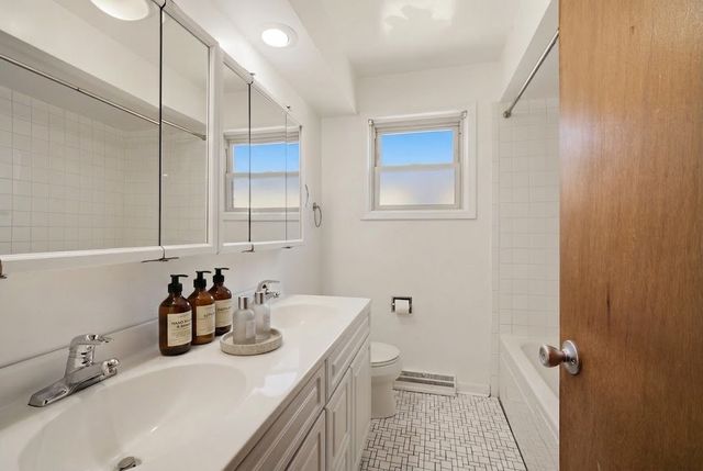 905 Long Road, Glenview, IL 60025