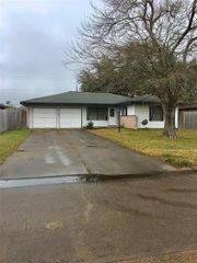 2206 18th Avenue N, Texas City, TX 77590