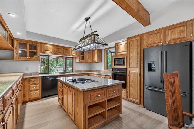2204 Lampman Road, Gold Hill, OR 97525