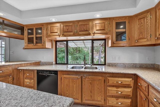 2204 Lampman Road, Gold Hill, OR 97525
