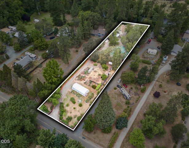 2204 Lampman Road, Gold Hill, OR 97525