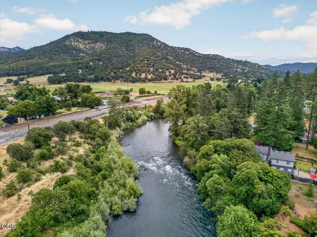 2204 Lampman Road, Gold Hill, OR 97525
